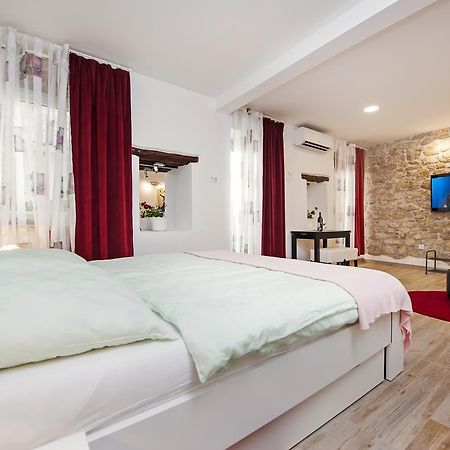 La Svalba Rooms & Studios Ровин Екстериор снимка