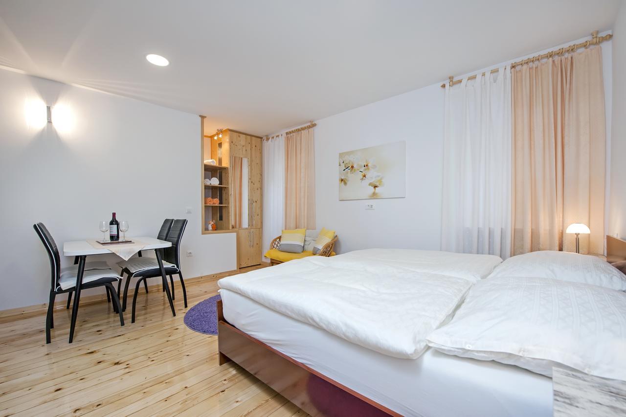 La Svalba Rooms & Studios Ровин Екстериор снимка