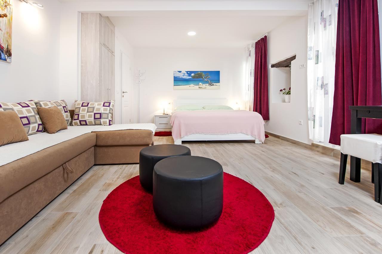 La Svalba Rooms & Studios Ровин Екстериор снимка