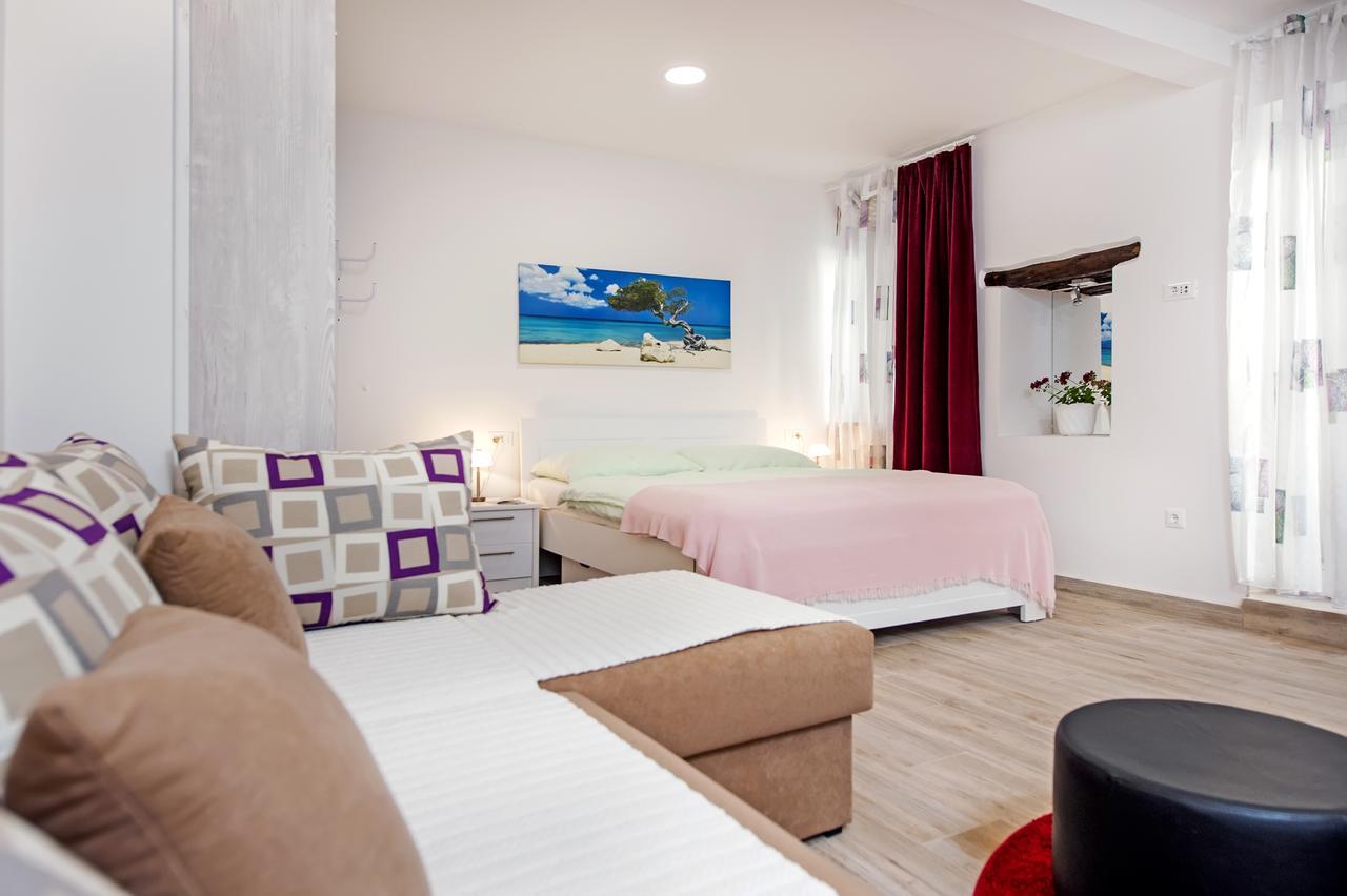 La Svalba Rooms & Studios Ровин Екстериор снимка