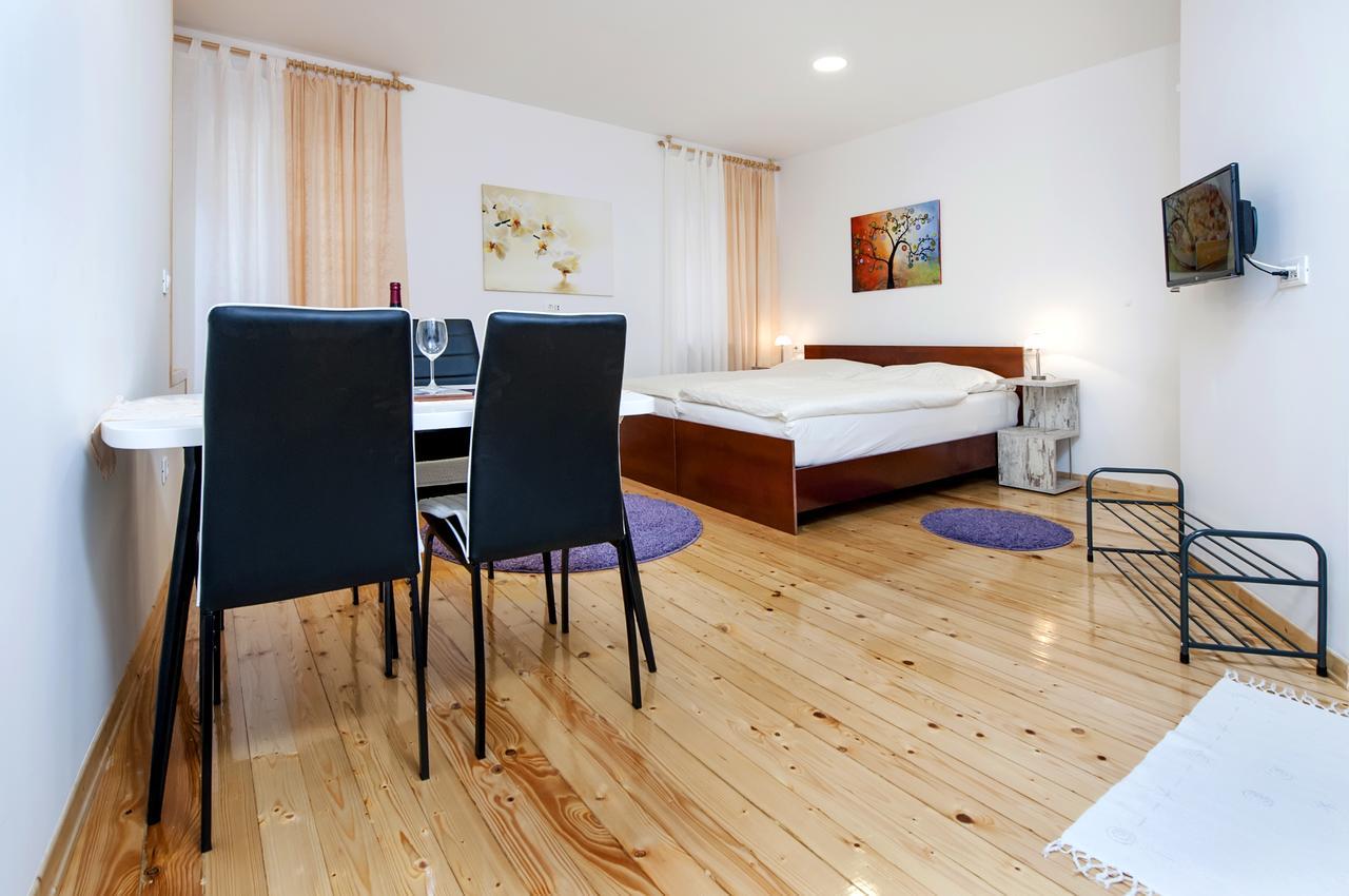 La Svalba Rooms & Studios Ровин Екстериор снимка