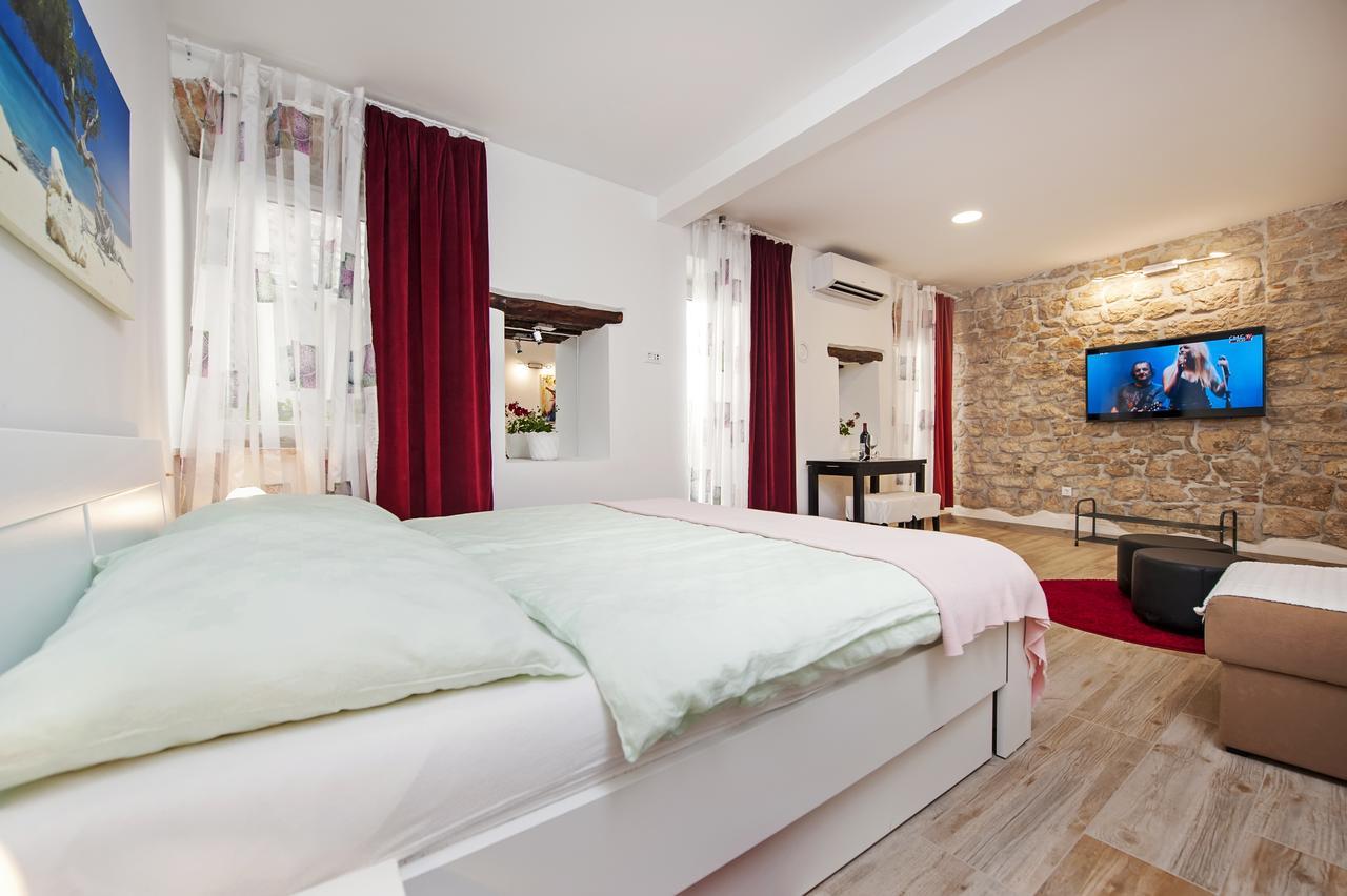La Svalba Rooms & Studios Ровин Екстериор снимка