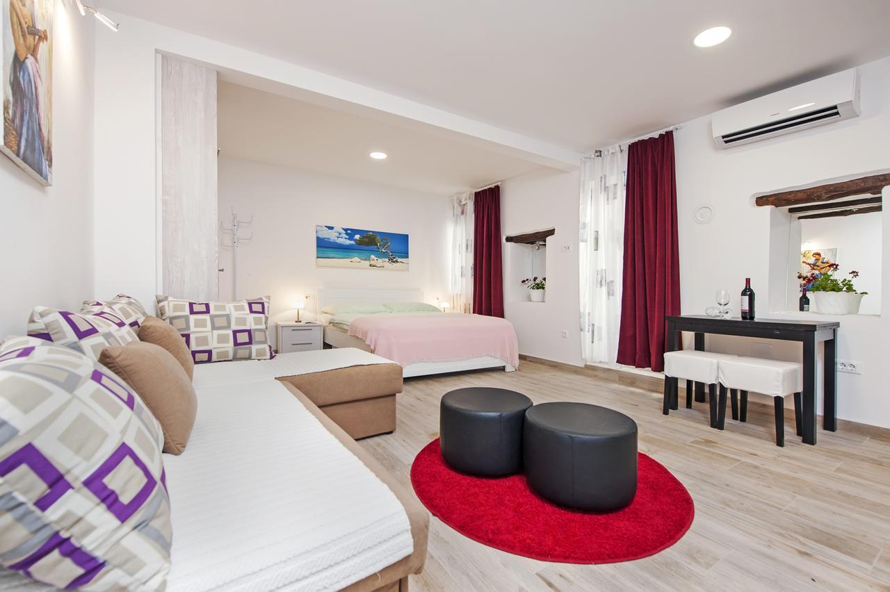 La Svalba Rooms & Studios Ровин Екстериор снимка