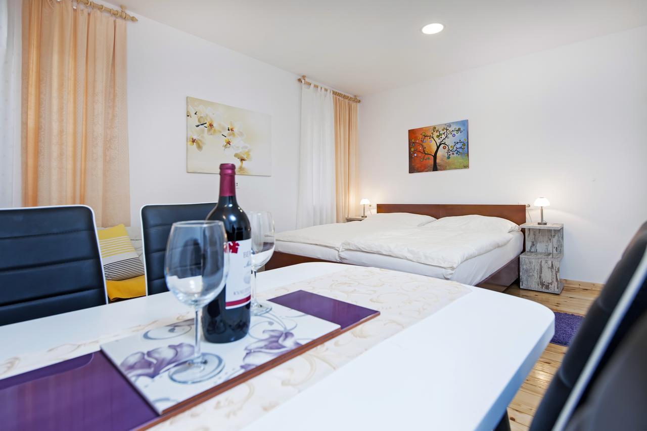La Svalba Rooms & Studios Ровин Екстериор снимка